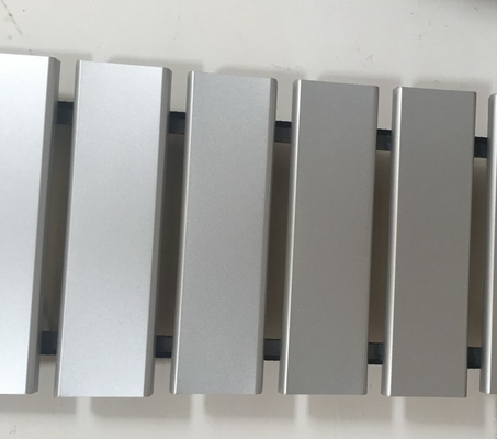 Aluminium / Galvanized 84R Suspended Linear Metal Ceiling untuk Dekorasi Interior