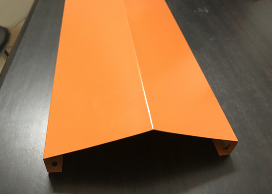 Oranye Custom V Berbentuk Aluminium Jalur Ceiling Buka Lihat Aluminium Suspended System