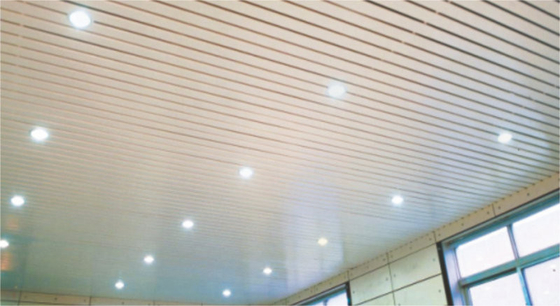 Lurus / miring Ujung S - berbentuk Aluminium Strip Ceiling warna RAL Untuk bandara