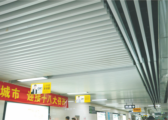 Komersial Aluminium Atap Linear Metal Ceiling Wood Grain Dengan Bullet berbentuk
