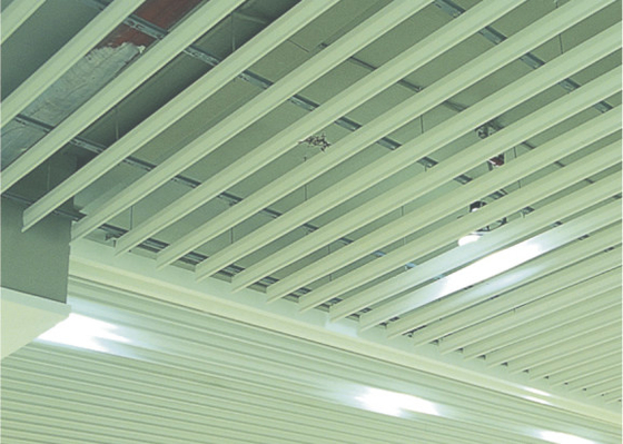 Palsu Strip Linear Indoor Metal Ceiling Panels Aluminium Untuk Bahan Bangunan Dekoratif