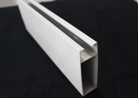 Persegi panjang Strip Linear White Metal Ceiling Tile Untuk Bandara, T30mm x 70mm