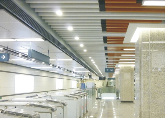 Persegi panjang Strip Linear White Metal Ceiling Tile Untuk Bandara, T30mm x 70mm