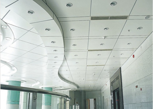 Dekorasi interior Klip Dalam Suspended Metal Ceiling Aluminium Untuk Bahan Atap Gedung