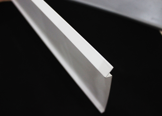 Suspensi Aluminium Baffle Ceiling J berbentuk Plug-in Blade Ceiling 0.7mm