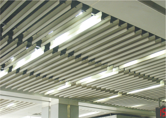Custom Made Dekoratif Suspended White Aluminium Baffle Ceiling, Arsitektur Langit-Langit Logam Linear Palsu