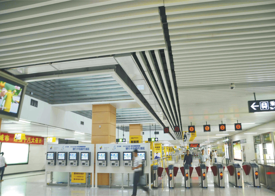 Dekorasi Arsitektur Curling Aluminium Baffle Ceiling Palsu Suspended Strip Blade Ceiling untuk Bandara