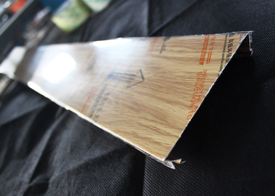 Kayu C - berbentuk tertutup Aluminium Strip Ceiling Lurus / miring sudut