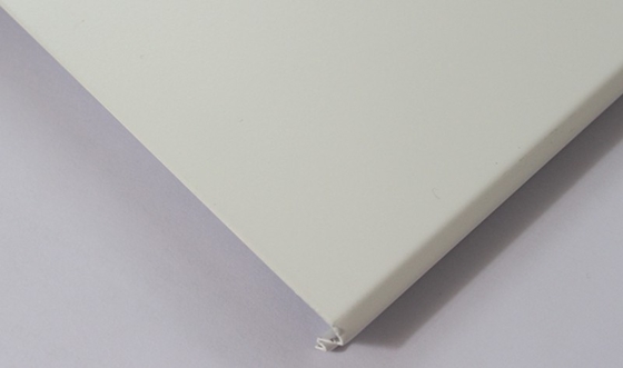 Lapisan Serbuk Putih C300 Suspended Aluminium Strip Ceiling Metal Aluminium Panel Cut Edge
