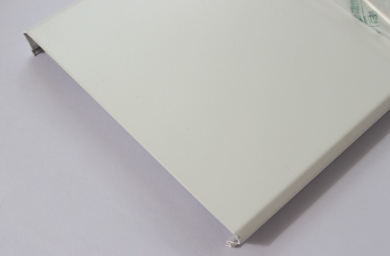 Lapisan Serbuk Putih C300 Suspended Aluminium Strip Ceiling Metal Aluminium Panel Cut Edge