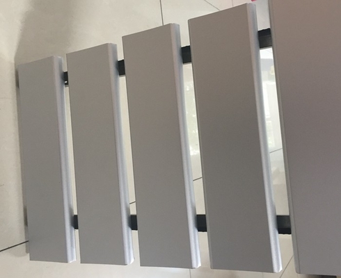 Aluminium / Galvanized 84R Suspended Linear Metal Ceiling untuk Dekorasi Interior