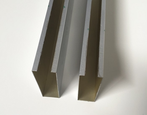 Polyester Roller Coating Linear Metal Ceiling Abu-abu Aluminium Baffle Ceiling
