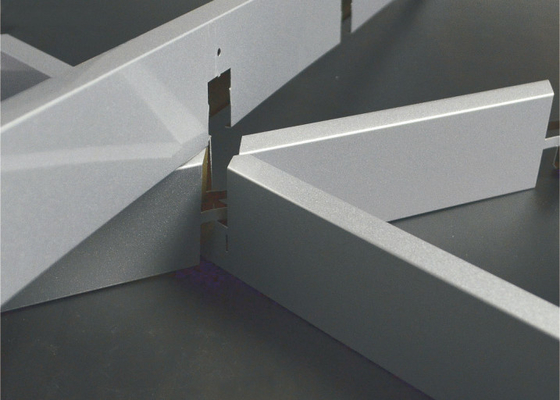 Indoor Triangle Aluminium Metal Ceiling Grid Fireproof Untuk Bahan Konstruksi Supermarket