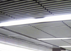 Aluminium Putih Drop Down Ceiling Tiles Dekoratif Suara Menyerap Langit-langit Logam Aluminium